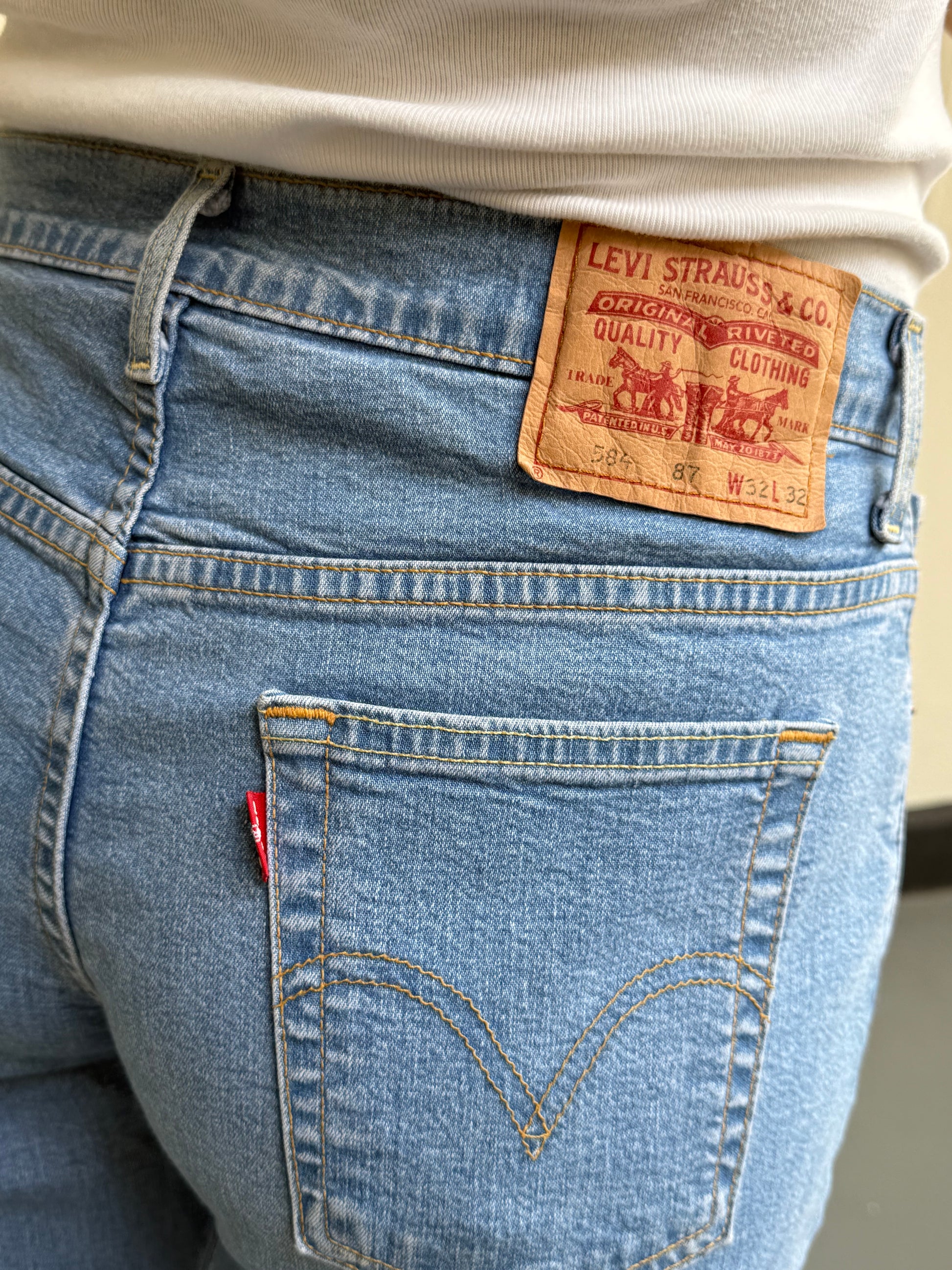 Levis 584 Slim Flare: W30 L32